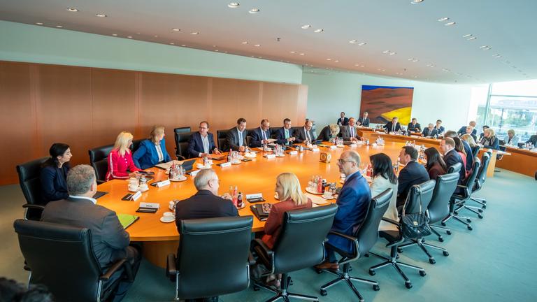 Bundeskanzler Friedrich Merz (CDU) spricht zu Beginn der Sitzung des Bundeskabinetts im Kanzleramt.