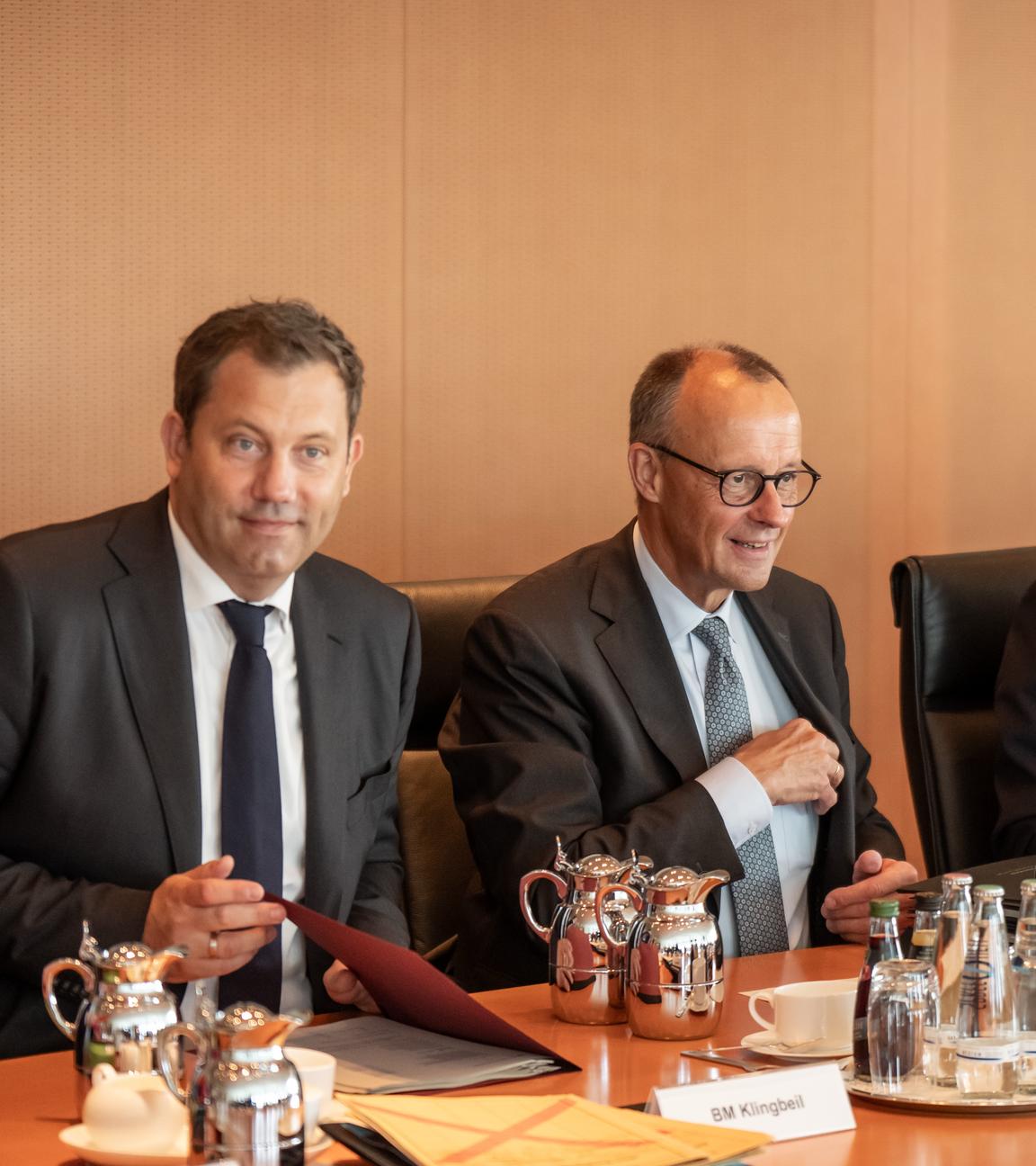 Lars Klingbeil (l-r, SPD), Bundesminister der Finanzen, sitzt neben Bundeskanzler Friedrich Merz (CDU) und Thorsten Frei (CDU), Chef des Bundeskanzleramts und Bundesminister für besondere Aufgaben, vor Beginn der Sitzung des Kabinetts im Bundeskanzleramt.