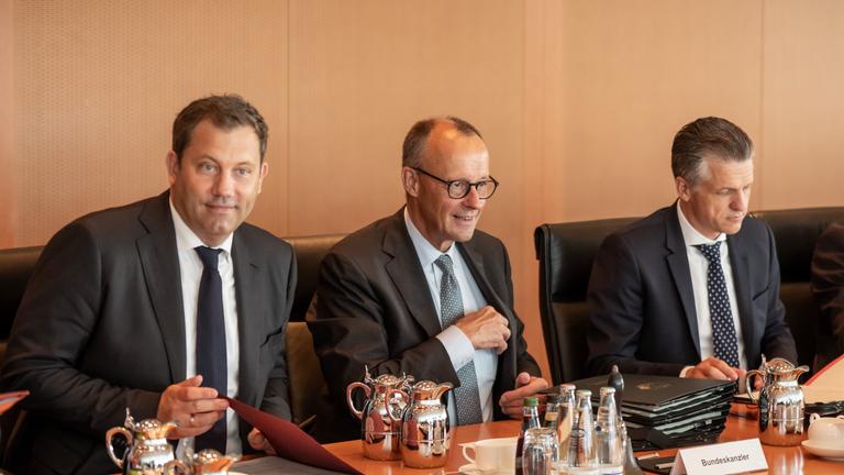 Lars Klingbeil (l-r, SPD), Bundesminister der Finanzen, sitzt neben Bundeskanzler Friedrich Merz (CDU) und Thorsten Frei (CDU), Chef des Bundeskanzleramts und Bundesminister für besondere Aufgaben, vor Beginn der Sitzung des Kabinetts im Bundeskanzleramt.