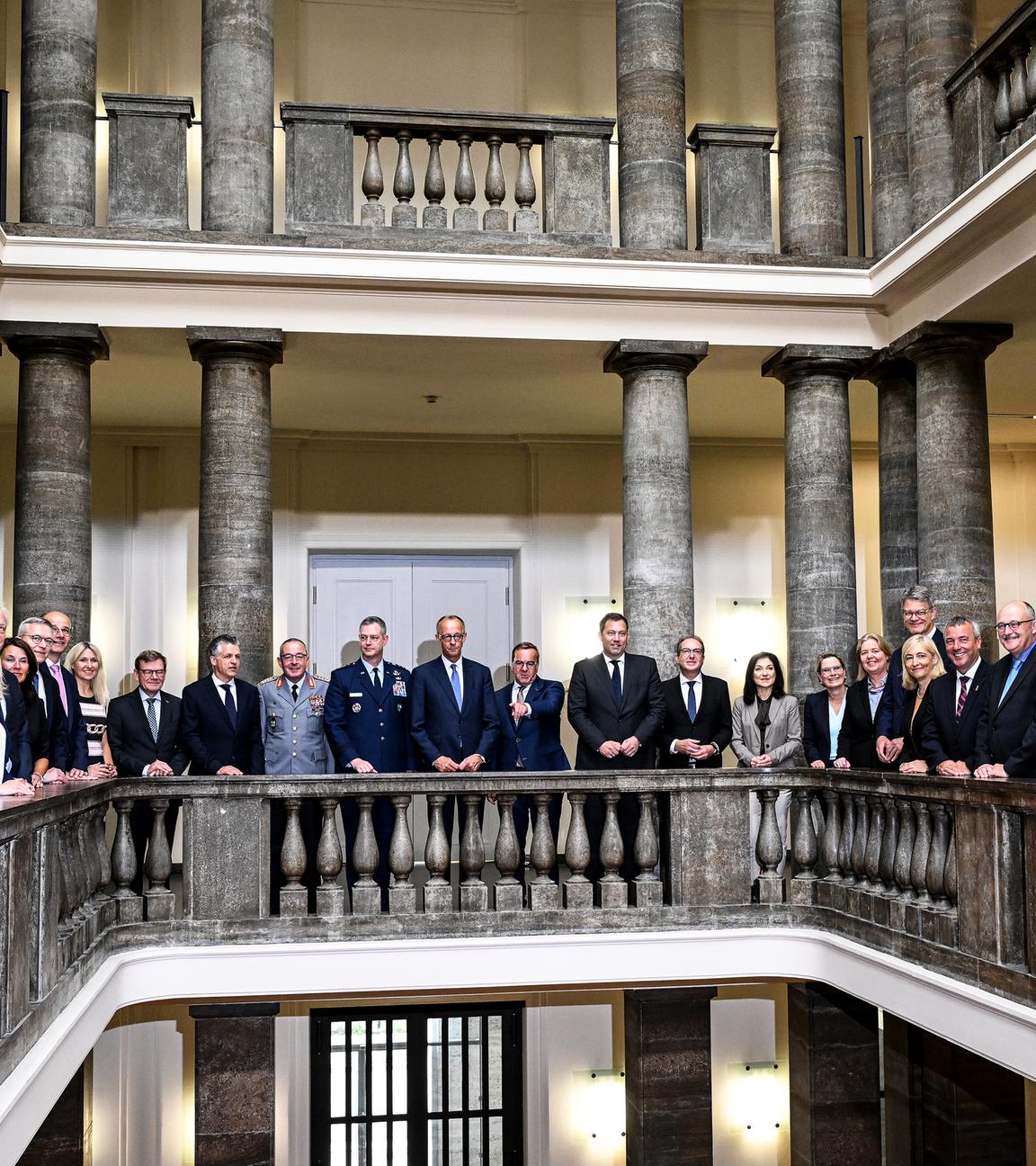 27.08.2025, Berlin: Bundeskanzler Friedrich Merz (CDU, M) und die Mitglieder seines Kabinetts stellen sich zu Beginn der 14. Kabinettssitzung der 21. Legislaturperiode im Bendlerblock des Bundesministeriums der Verteidigung zu einem Gruppenbild auf.