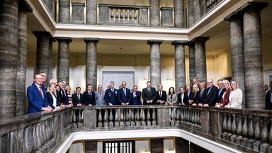 27.08.2025, Berlin: Bundeskanzler Friedrich Merz (CDU, M) und die Mitglieder seines Kabinetts stellen sich zu Beginn der 14. Kabinettssitzung der 21. Legislaturperiode im Bendlerblock des Bundesministeriums der Verteidigung zu einem Gruppenbild auf.