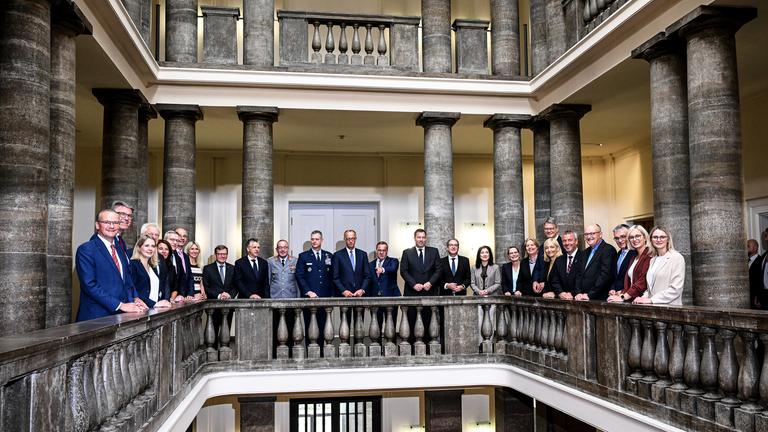 27.08.2025, Berlin: Bundeskanzler Friedrich Merz (CDU, M) und die Mitglieder seines Kabinetts stellen sich zu Beginn der 14. Kabinettssitzung der 21. Legislaturperiode im Bendlerblock des Bundesministeriums der Verteidigung zu einem Gruppenbild auf.