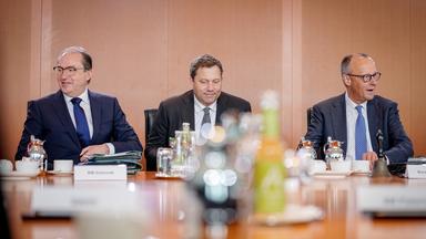 Alexander Dobrindt, Bundesinnenminister, Lars Klingbeil, Bundesminister der Finanzen und Vizekanzler, und Bundeskanzler Friedrich Merz bei einer Sitzung des Bundeskabinetts.