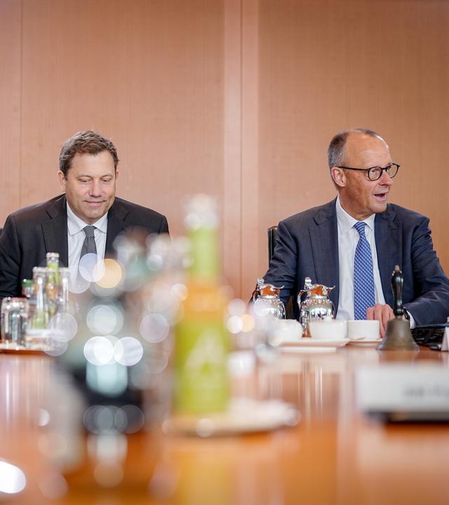 Alexander Dobrindt, Bundesinnenminister, Lars Klingbeil, Bundesminister der Finanzen und Vizekanzler, und Bundeskanzler Friedrich Merz bei einer Sitzung des Bundeskabinetts.