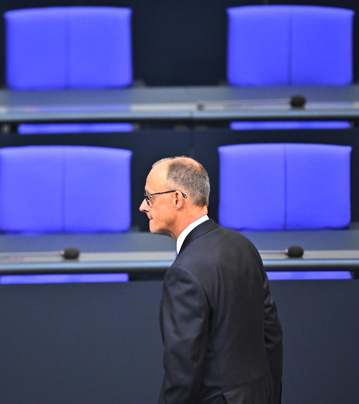 Merz ist im Bundestag zu sehen.