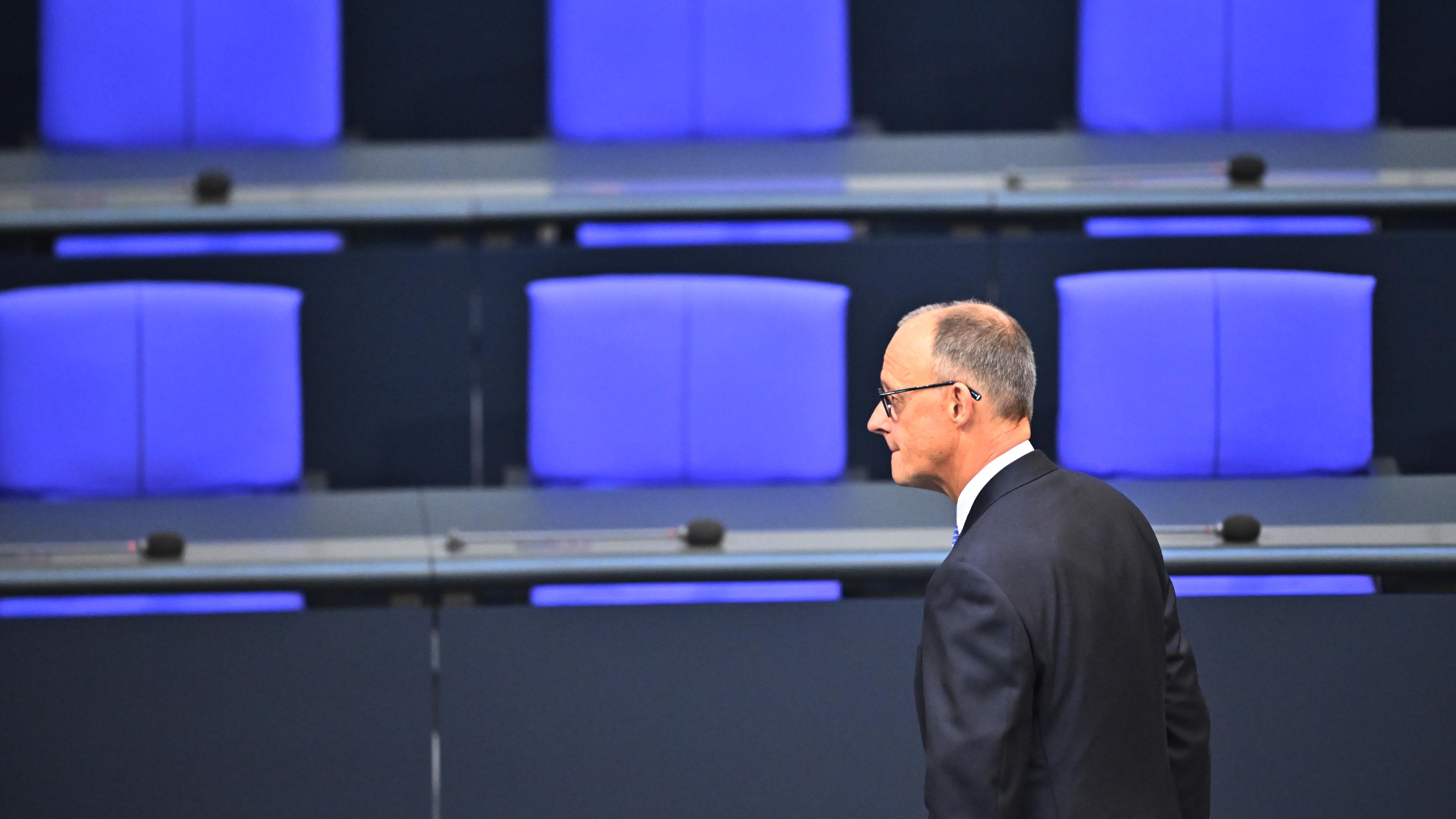 Merz ist im Bundestag zu sehen.