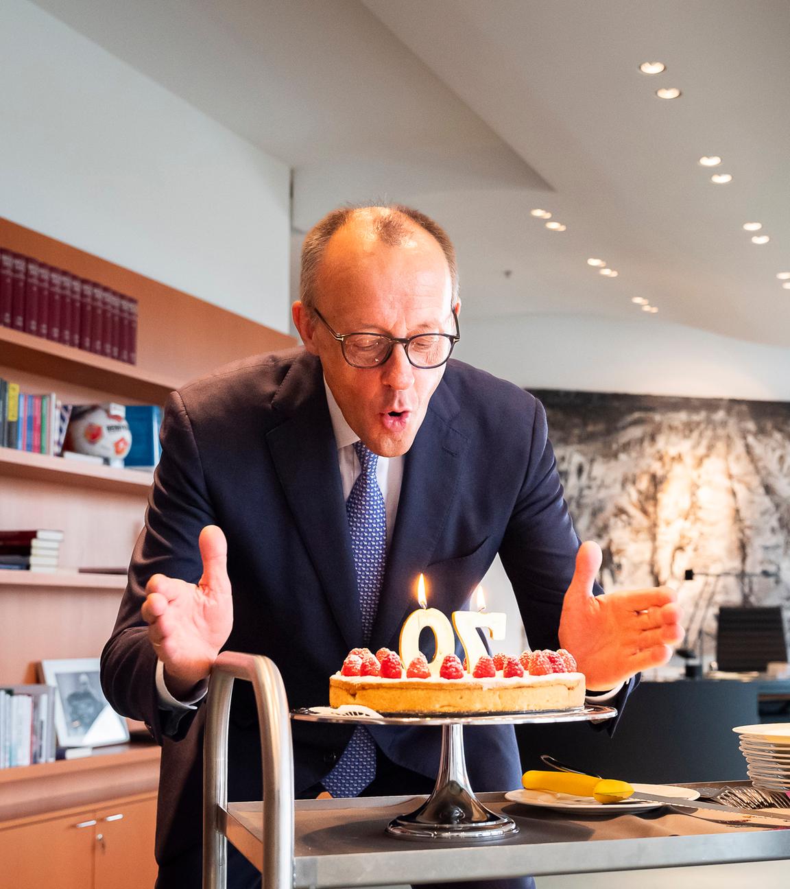 Berlin: Bundeskanzler Friedrich Merz ist in seinem Büro und bläst die Kerzen auf einem Kuchen aus, anlässlich seines 70. Geburtstags am Rande einer kleinen Feier mit Mitarbeiterinnen und Mitarbeitern.
