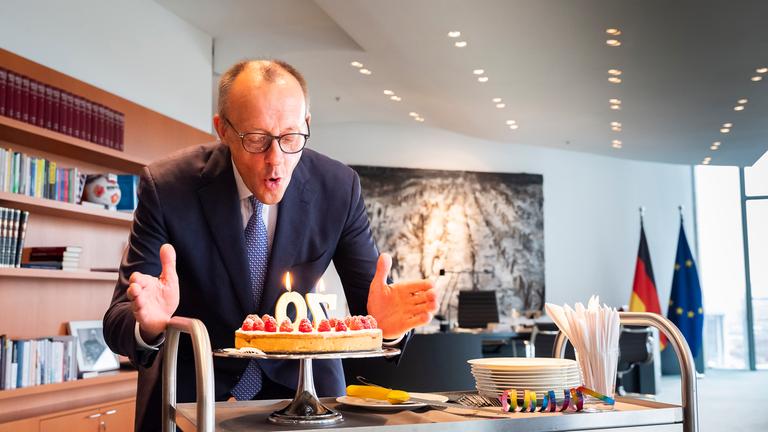 Berlin: Bundeskanzler Friedrich Merz ist in seinem Büro und bläst die Kerzen auf einem Kuchen aus, anlässlich seines 70. Geburtstags am Rande einer kleinen Feier mit Mitarbeiterinnen und Mitarbeitern.