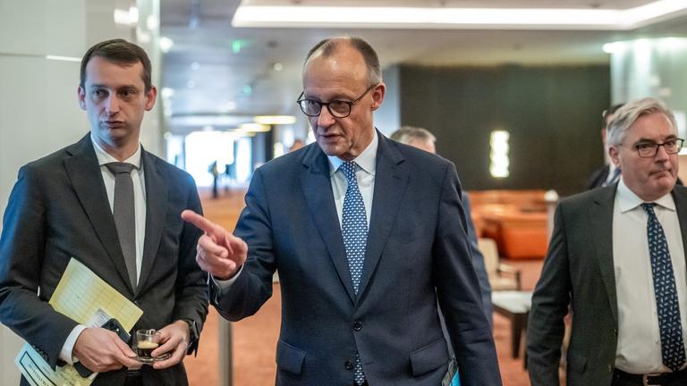 Bundeskanzler Friedrich Merz (CDU) und sein Büroleiter Jakob Schrot