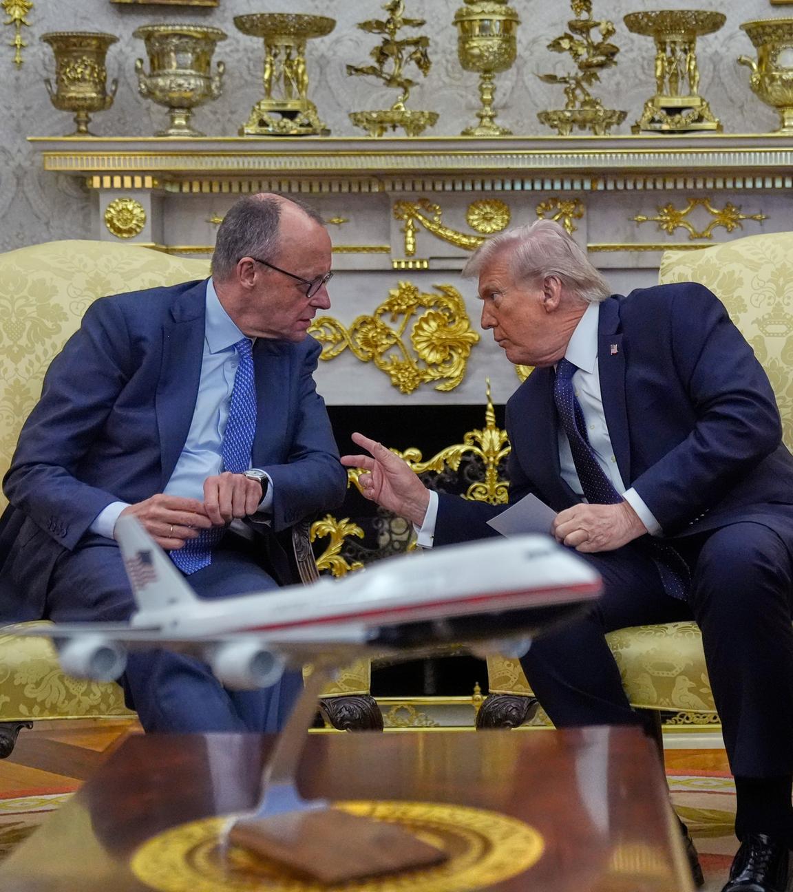 USA: Präsident Donald Trump empfängt Bundeskanzler Friedrich Merz im Oval Office des Weißen Hauses.