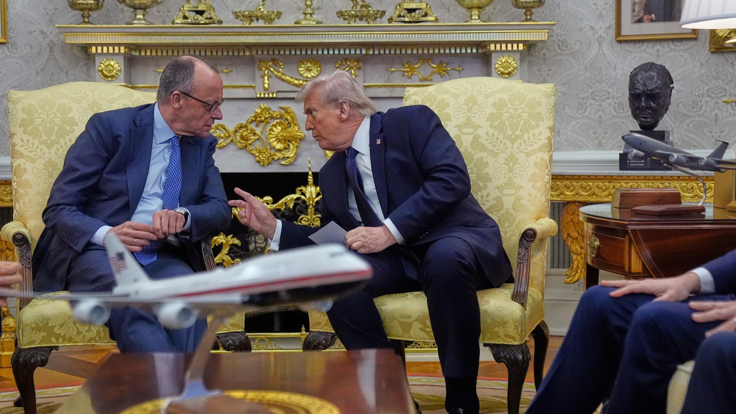 USA: Präsident Donald Trump empfängt Bundeskanzler Friedrich Merz im Oval Office des Weißen Hauses.
