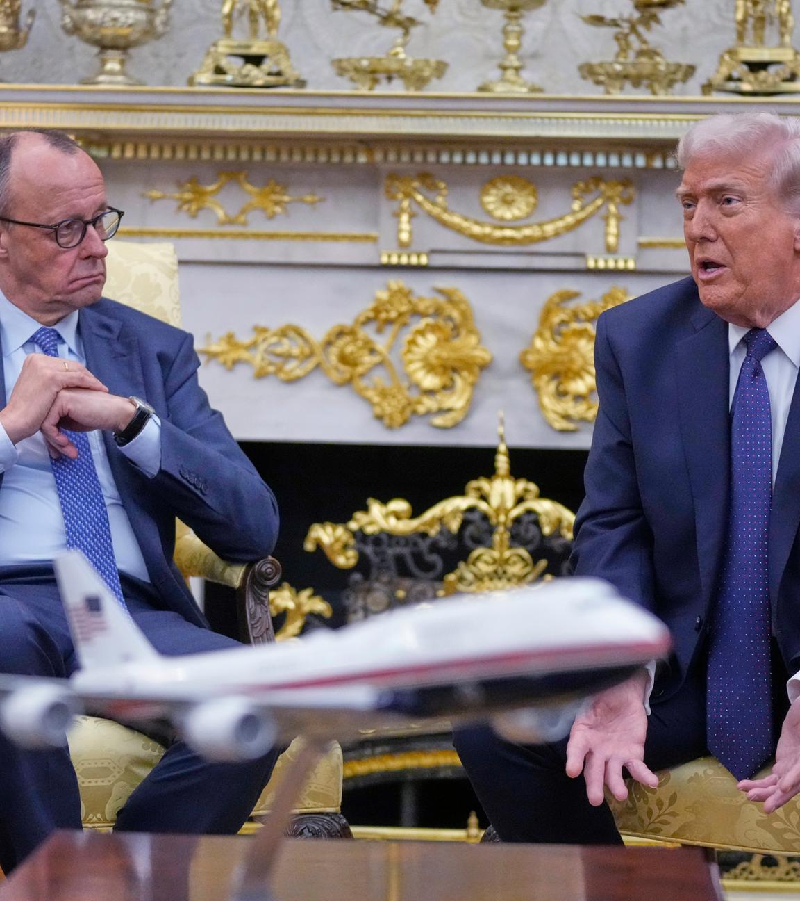 USA: Präsident Donald Trump empfängt Bundeskanzler Friedrich Merz im Oval Office des Weißen Hauses.