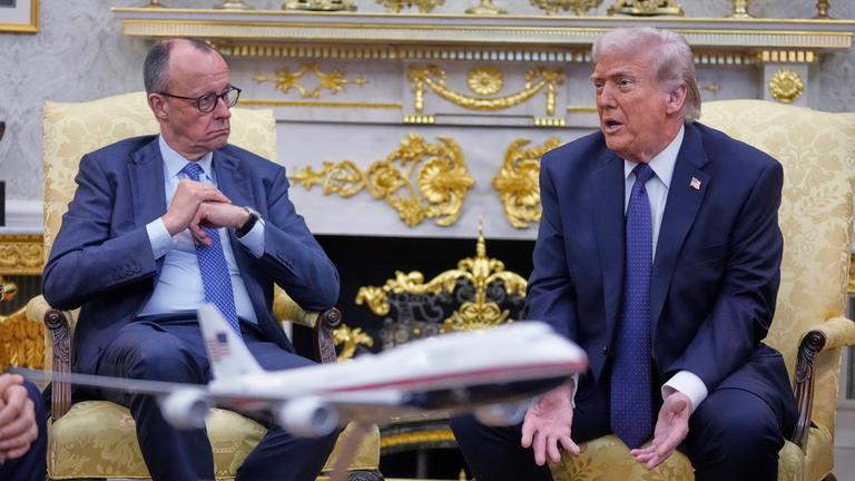 USA: Präsident Donald Trump empfängt Bundeskanzler Friedrich Merz im Oval Office des Weißen Hauses.