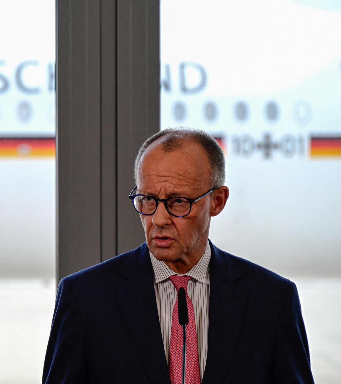 Bundeskanzler Friedrich Merz gibt vor seiner Reise zum G7-Gipfel am 15. Juni 2025 im kanadischen Kananaskis am Flughafen Berlin-Brandenburg eine Erklärung ab.