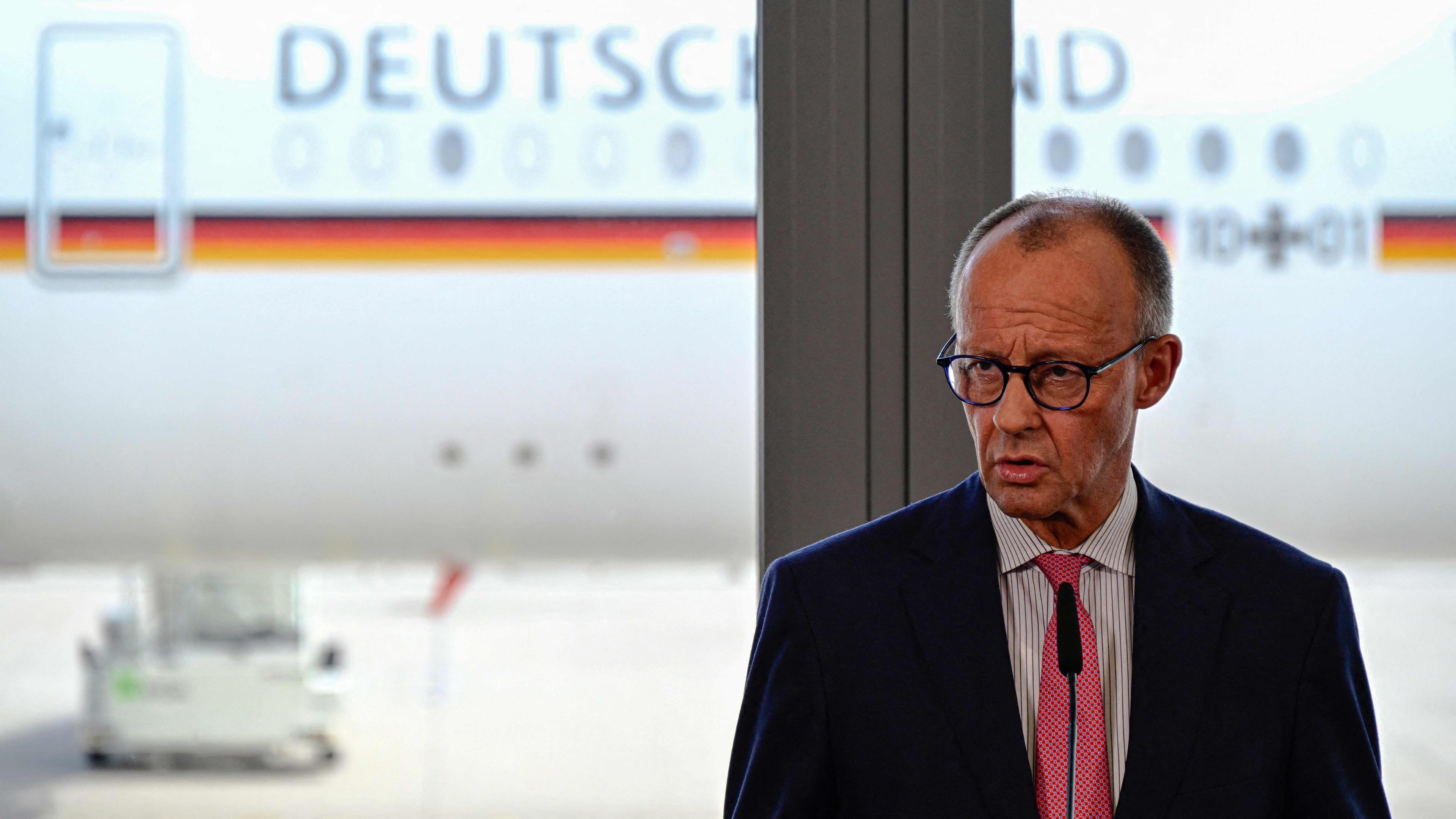 Bundeskanzler Friedrich Merz gibt vor seiner Reise zum G7-Gipfel am 15. Juni 2025 im kanadischen Kananaskis am Flughafen Berlin-Brandenburg eine Erklärung ab.