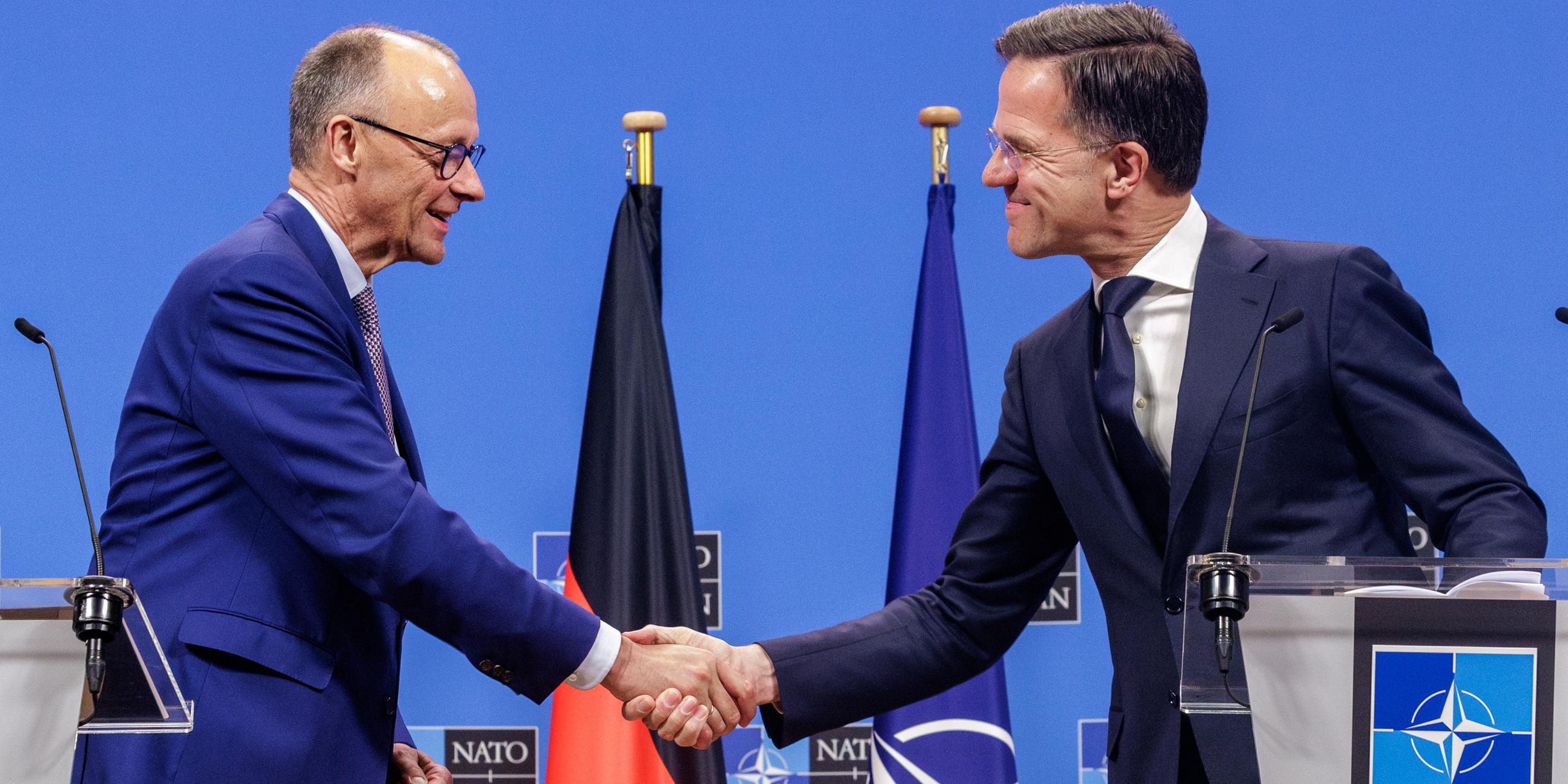 Bundeskanzler Friedrich Merz (links) und NATO-Generalsekretär Mark Rutte geben sich während einer Pressekonferenz im NATO-Hauptquartier in Brüssel, Belgien, am 9. Mai 2025 die Hand.