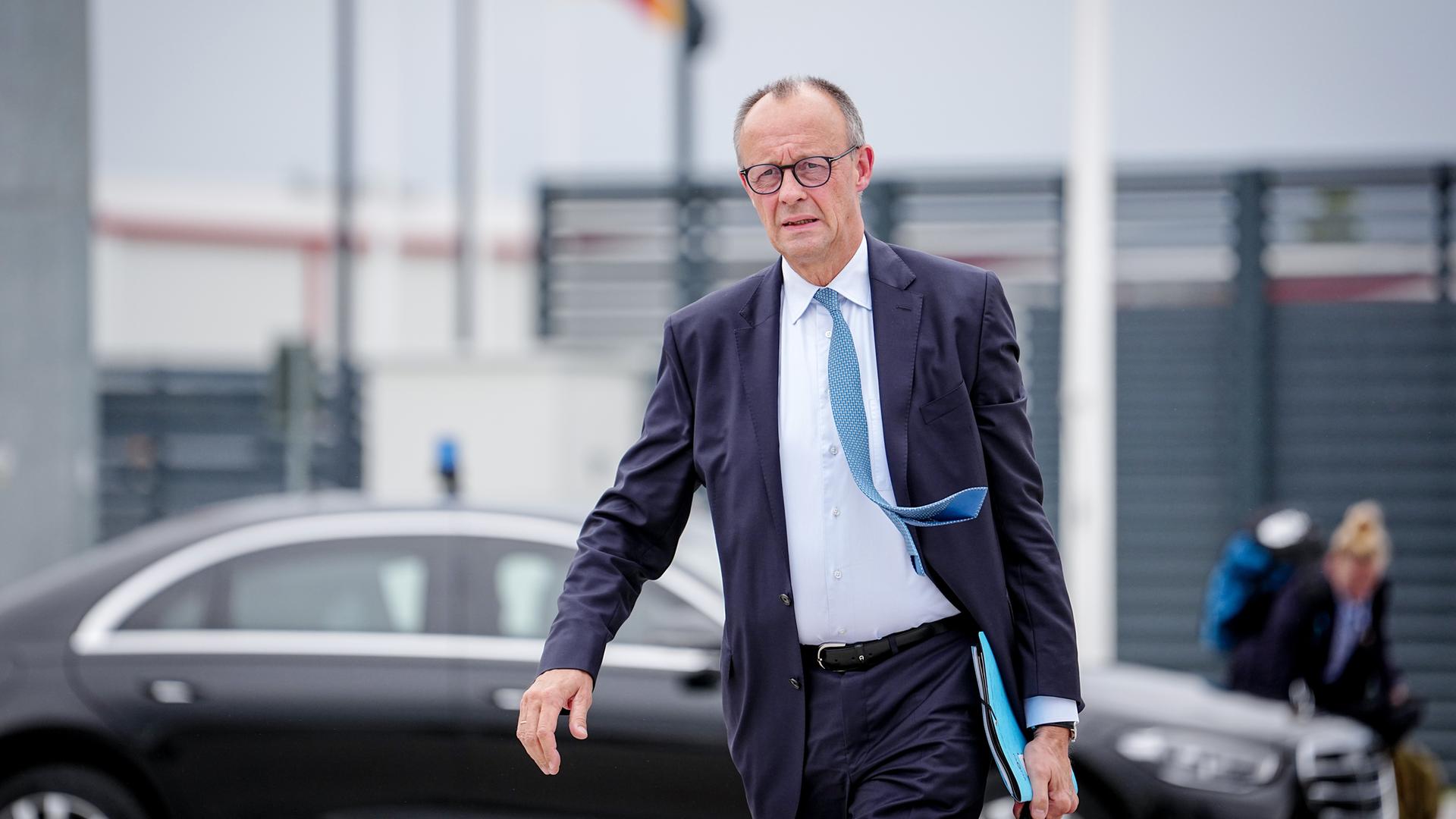Brandenburg, Schönefeld: Bundeskanzler Friedrich Merz (CDU) geht auf dem militärischen Teil vom Flughafen BER Berlin-Brandenburg zum Airbus der Luftwaffe für den Flug nach Madrid.