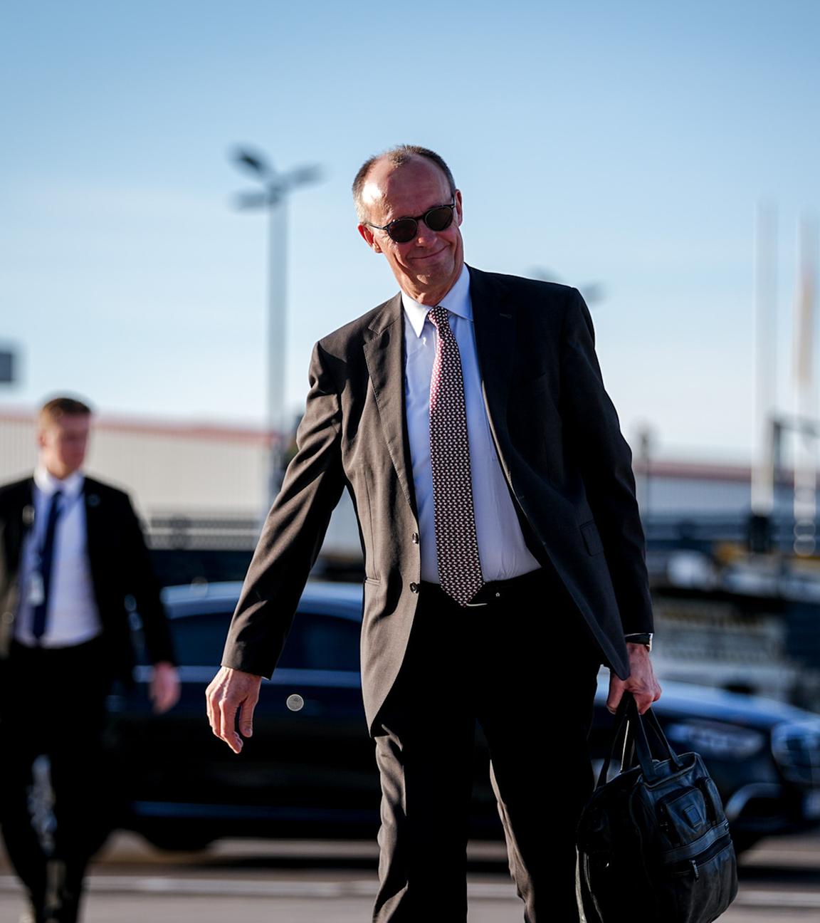 Brandenburg, Schönefeld: Bundeskanzler Friedrich Merz (CDU) geht zum Airbus A350 der Luftwaffe auf dem militärischen Teil des Flughafens Berlin-Brandenburg BER für den Flug nach Washington D.C. in den USA.