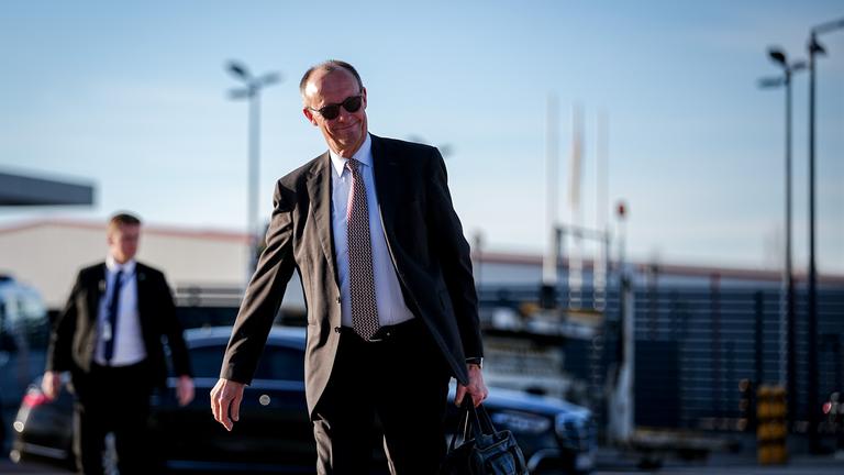 Brandenburg, Schönefeld: Bundeskanzler Friedrich Merz (CDU) geht zum Airbus A350 der Luftwaffe auf dem militärischen Teil des Flughafens Berlin-Brandenburg BER für den Flug nach Washington D.C. in den USA.