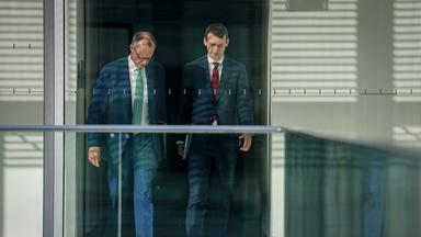 Berlin: Bundeskanzler Friedrich Merz und sein Büroleiter Jacob Schrot, Archivbild