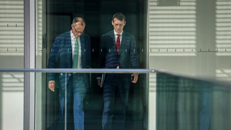 Berlin: Bundeskanzler Friedrich Merz und sein Büroleiter Jacob Schrot, Archivbild