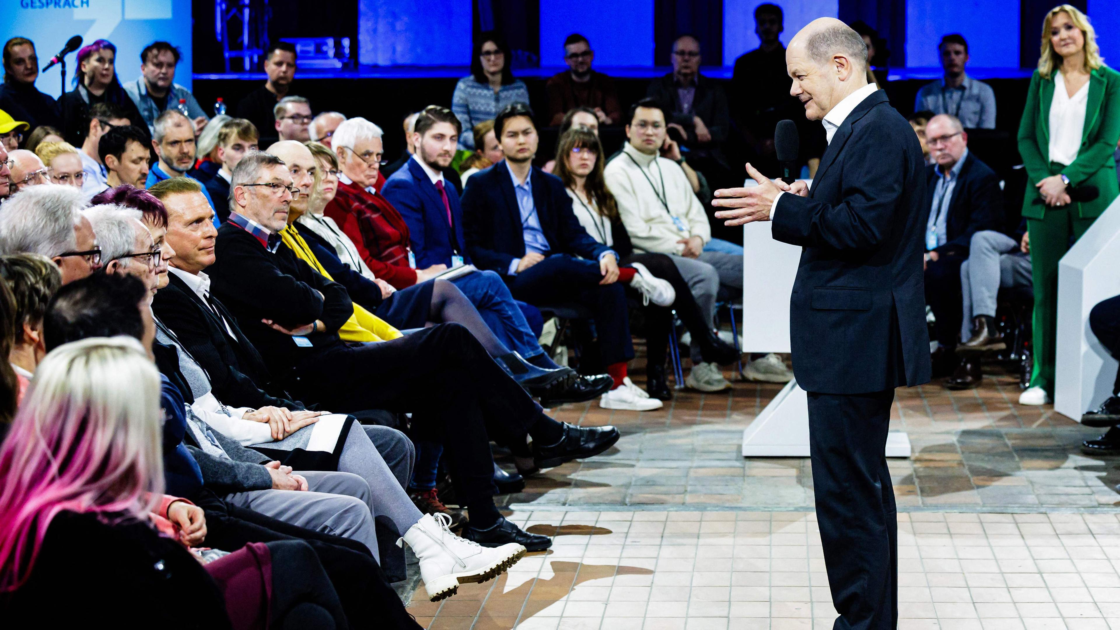 Sachsen, Dresden: Bundeskanzler Olaf Scholz (SPD) spricht während des Bürgerdialogs "Kanzlergespräch" im Kraftwerk Mitte.