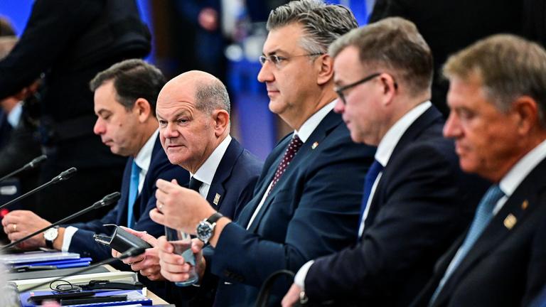 Bundeskanzler Olaf Scholz beim EU-Gipfel in Budapest