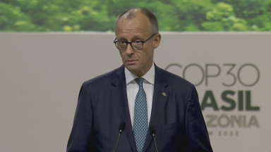 Bundeskanzler Friedrich Merz auf der Weltklimakonferenz in Belém Brasilien, wie er am Podium seine Rede hält.