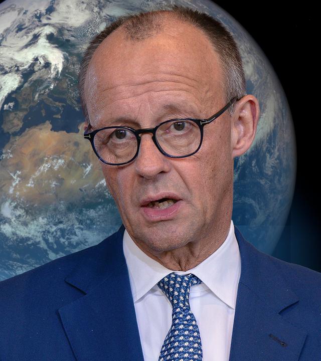 Bundeskanzler Friedrich Merz mit Grafik von der Welt als Hintergrund.