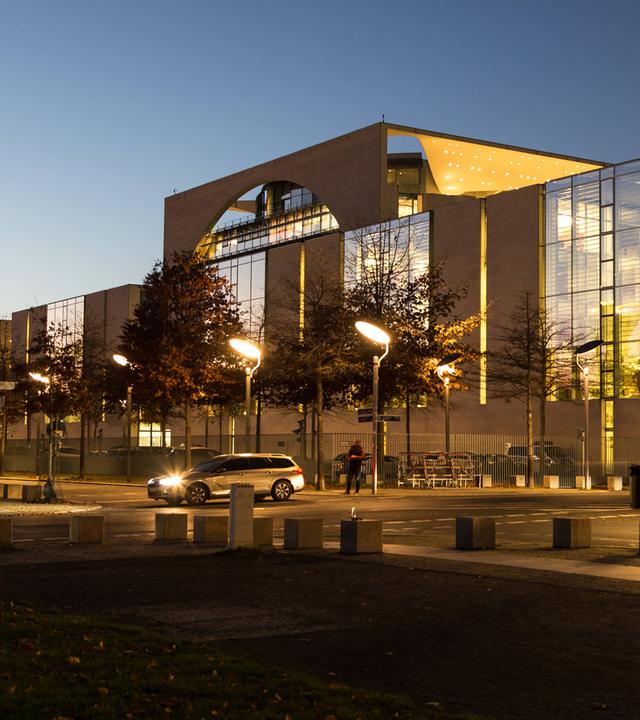 Bundeskanzleramt in Berlin bei der Abenddämmerung