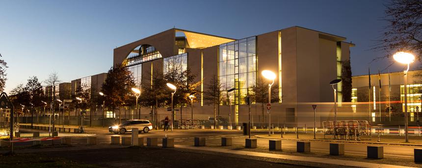 Bundeskanzleramt in Berlin bei der Abenddämmerung