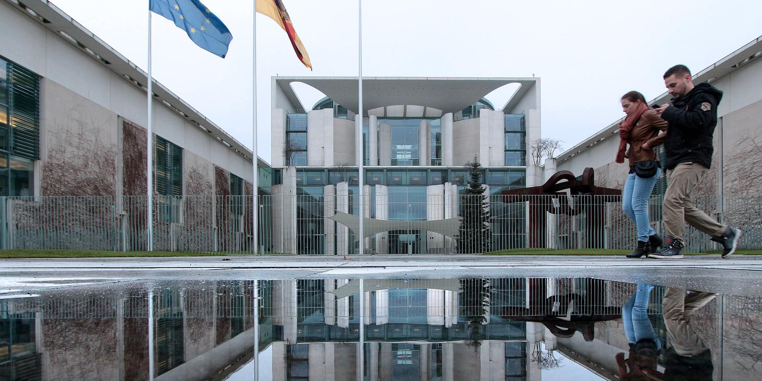 Archiv: Bundeskanzleramt spiegelt sich in einer Wasserpfütze an einem Wintertag in Berlin