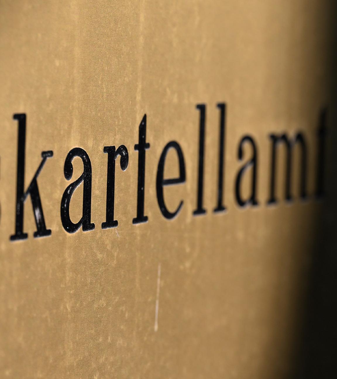 Ein Schild mit der Aufschrift Bundeskartellamt hängt am Haupteingang des Bundeskartellamts. (Archiv)