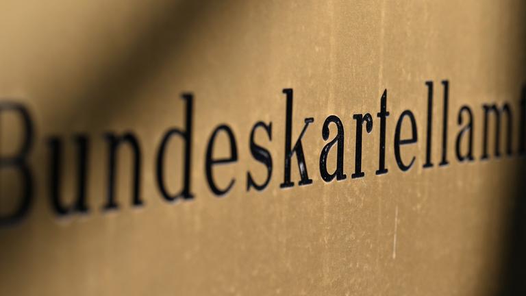 Ein Schild mit der Aufschrift Bundeskartellamt hängt am Haupteingang des Bundeskartellamts. (Archiv)