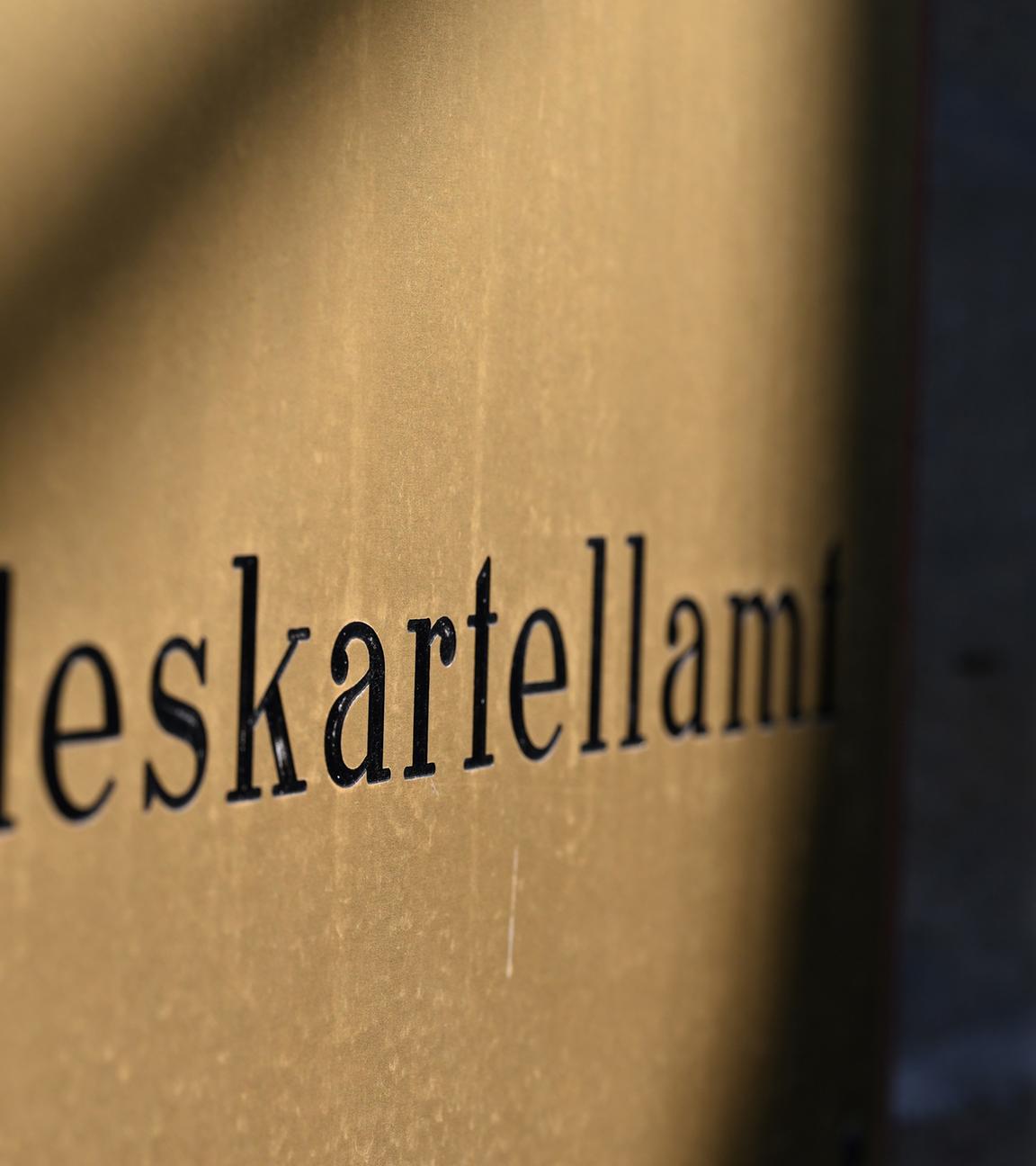 Metall-Schild mit Gravur "Bundeskartellamt"