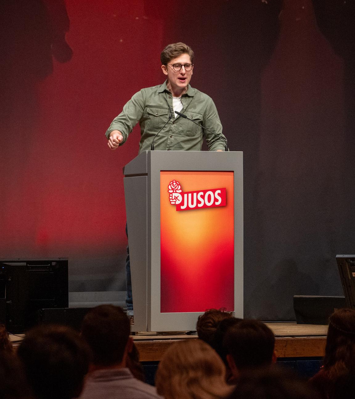 Der Bundesvorsitzende der Jungoszialisten (Jusos), Philipp Türmer, wirbt in seiner Rede vor den Delegierten am 28.11.2025 in Mannheim beim Bundeskongress in Mannheim für seine Wiederwahl 