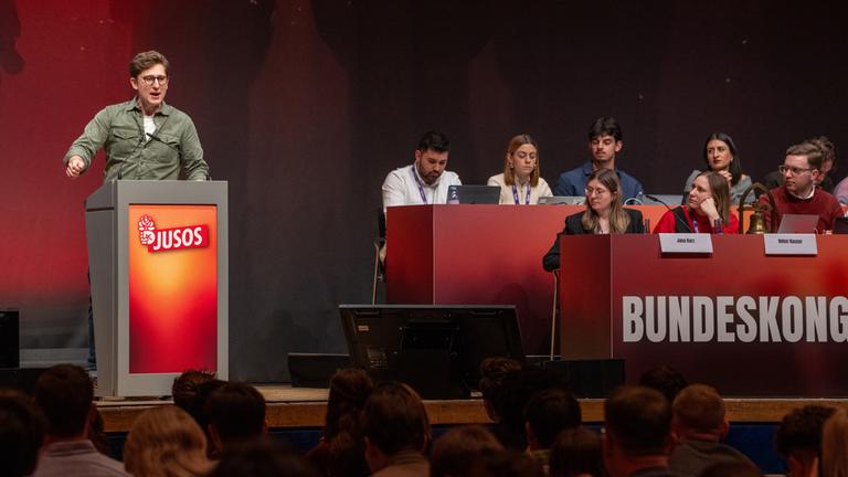 Der Bundesvorsitzende der Jungoszialisten (Jusos), Philipp Türmer, wirbt in seiner Rede vor den Delegierten am 28.11.2025 in Mannheim beim Bundeskongress in Mannheim für seine Wiederwahl 