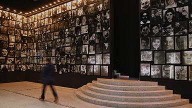 Porträt-Fotografien von Christian Boltanski hängen als Installation mit dem Titel Menschlich in der Bundeskunsthalle.