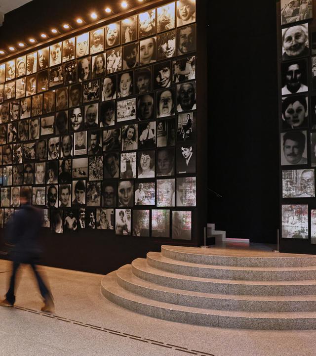 Porträt-Fotografien von Christian Boltanski hängen als Installation mit dem Titel Menschlich in der Bundeskunsthalle.