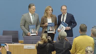 Innenminister Dobrindt, Familienministerin Prien und BKA-Chef Münch stellen den Bericht vor.