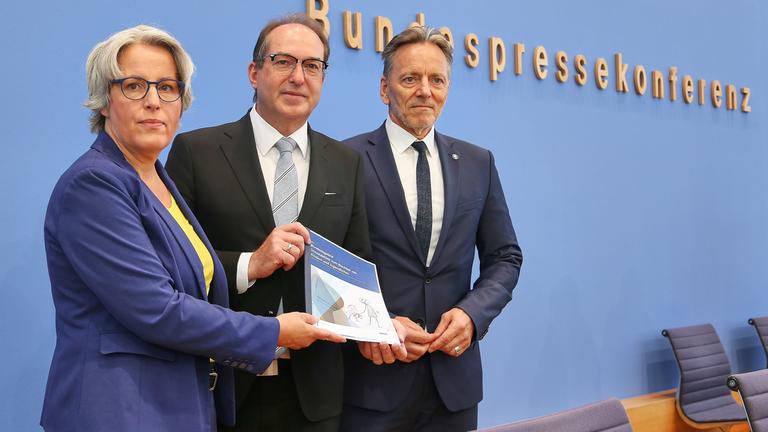 Kerstin Claus, Unabhaengige Bundesbeauftragte gegen sexuellen Missbrauch von Kindern und Jugendlichen (UBSKM), Bundesminister des Innern Alexander Dobrindt (CSU) und BKA-Praesident Holger Muench halten den Bericht des Bundeslagebilds in der Hand.