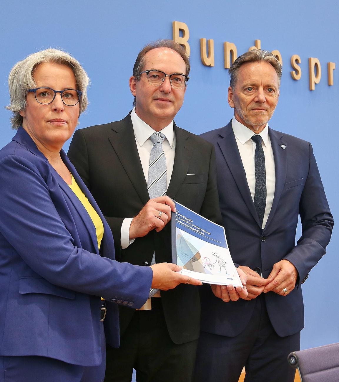 Berlin, Deutschland, 21.08.2025: Bundespressekonferenz: Bundeslagebild Sexualdelikte zum Nachteil von Kindern und Jugendlichen 2024: Kerstin Claus, Unabhängige Bundesbeauftragte gegen sexuellen Missbrauch von Kindern und Jugendlichen (UBSKM), Bundesminister des Innern Alexander Dobrindt (CSU) und BKA-Präsident Holger Muench.