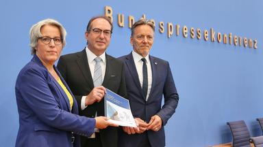 Berlin, Deutschland, 21.08.2025: Bundespressekonferenz: Bundeslagebild Sexualdelikte zum Nachteil von Kindern und Jugendlichen 2024: Kerstin Claus, Unabhängige Bundesbeauftragte gegen sexuellen Missbrauch von Kindern und Jugendlichen (UBSKM), Bundesminister des Innern Alexander Dobrindt (CSU) und BKA-Präsident Holger Muench.