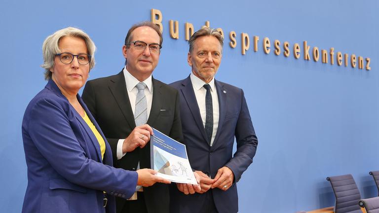 Berlin, Deutschland, 21.08.2025: Bundespressekonferenz: Bundeslagebild Sexualdelikte zum Nachteil von Kindern und Jugendlichen 2024: Kerstin Claus, Unabhängige Bundesbeauftragte gegen sexuellen Missbrauch von Kindern und Jugendlichen (UBSKM), Bundesminister des Innern Alexander Dobrindt (CSU) und BKA-Präsident Holger Muench.