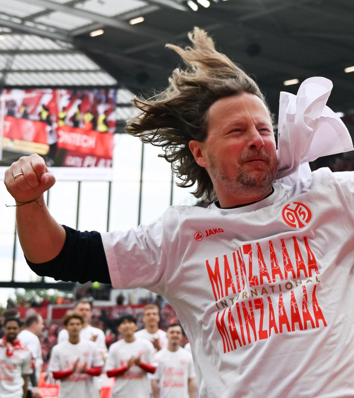 Cheftrainer Bo Henriksen des FSV Mainz 05 jubelt nach dem Spiel gegen Bayer Leverkusen am 17.05.2025.