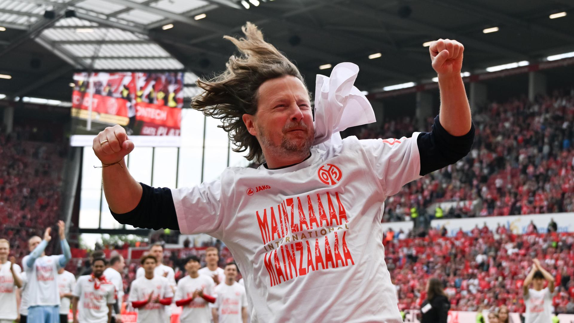 Cheftrainer Bo Henriksen des FSV Mainz 05 jubelt nach dem Spiel gegen Bayer Leverkusen am 17.05.2025.
