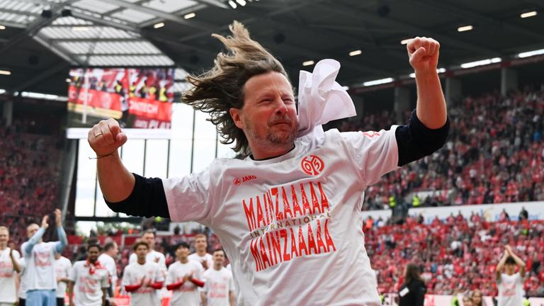 Cheftrainer Bo Henriksen des FSV Mainz 05 jubelt nach dem Spiel gegen Bayer Leverkusen am 17.05.2025.