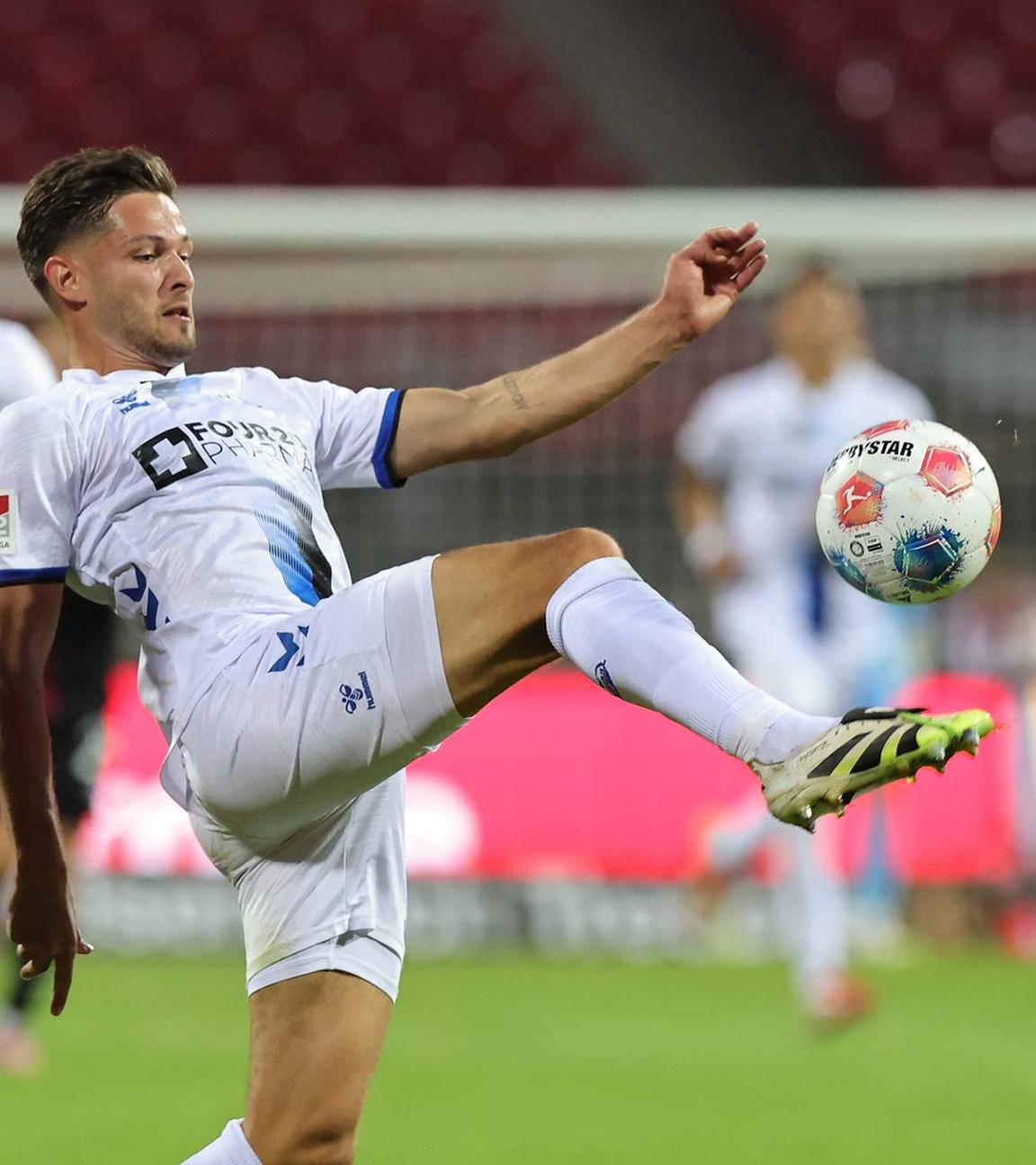 Artem Stepanov (11, 1. FC Nürnberg FCN ) Marcel Hoffmeier (33, SC Paderborn ) kämpfen um den Ball.