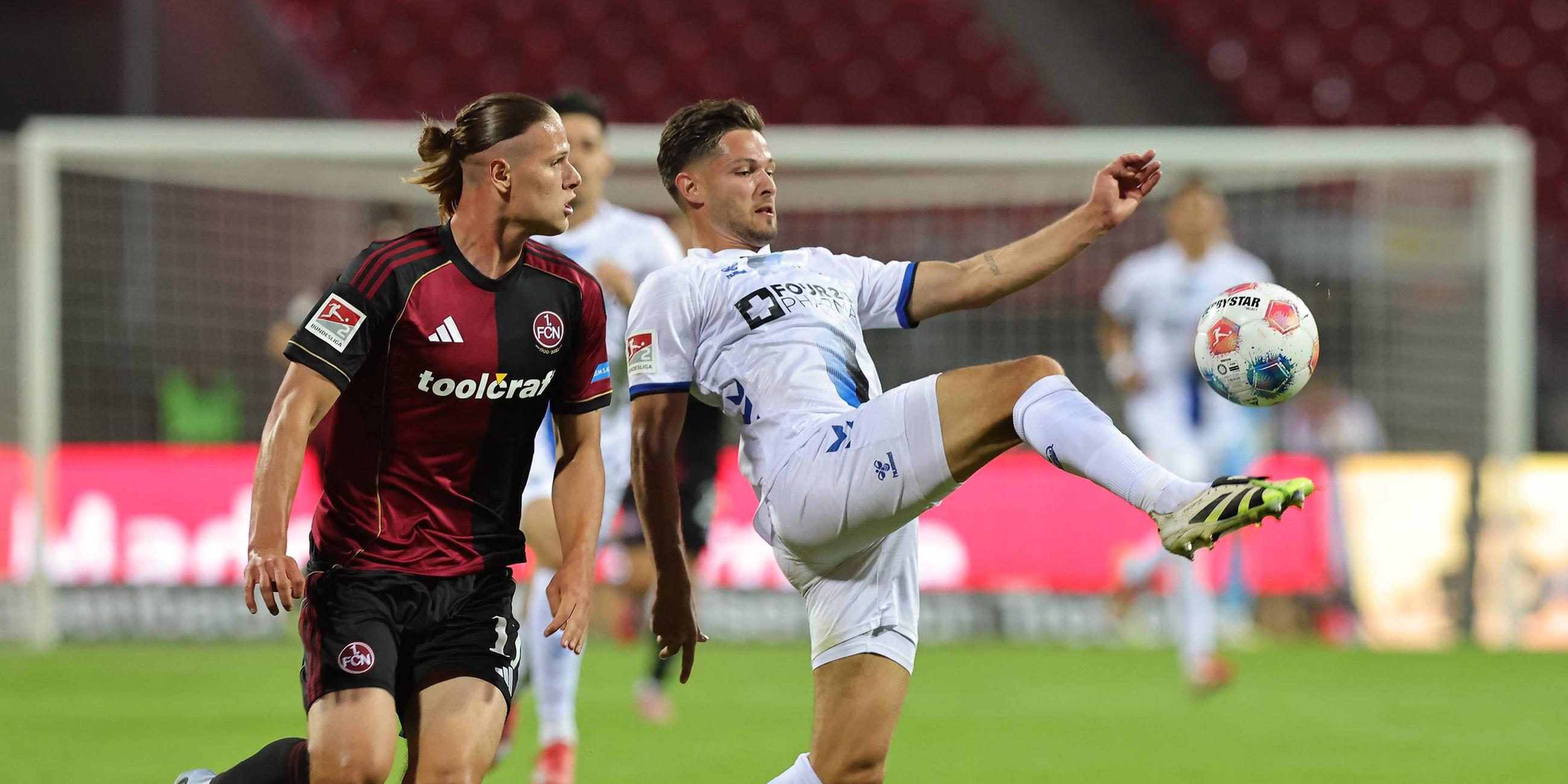 Artem Stepanov (11, 1. FC Nürnberg FCN ) Marcel Hoffmeier (33, SC Paderborn ) kämpfen um den Ball.