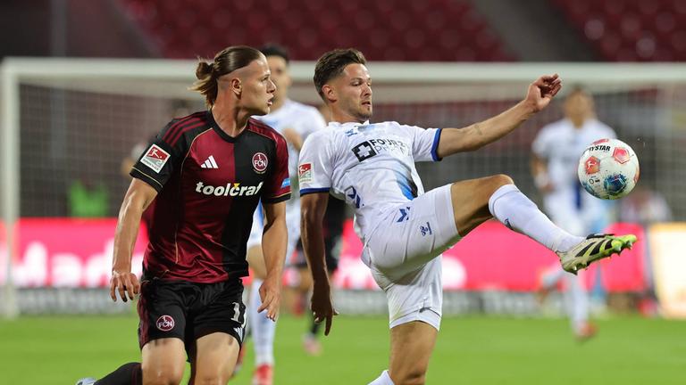 Artem Stepanov (11, 1. FC Nürnberg FCN ) Marcel Hoffmeier (33, SC Paderborn ) kämpfen um den Ball.